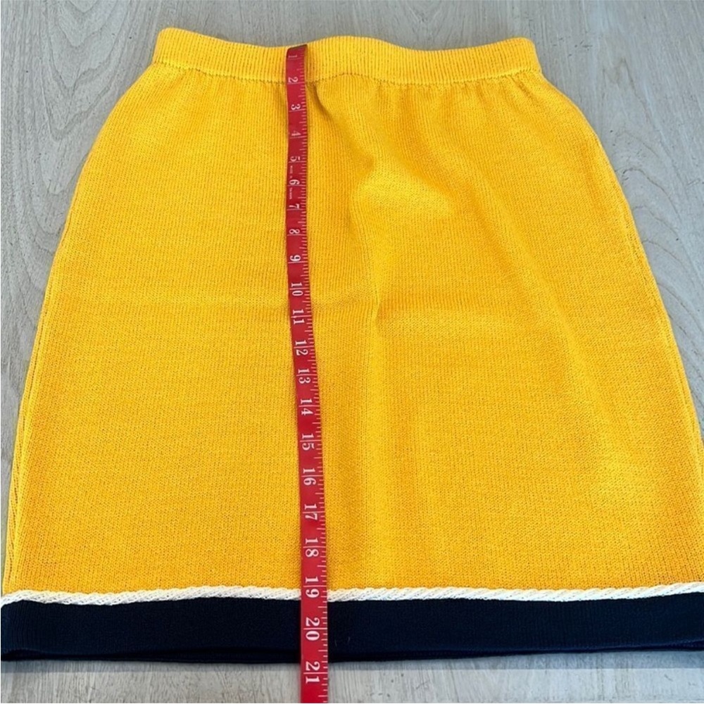St. John Yellow Pencil Skirt with Navy and White Trim - Picture 5 of 5